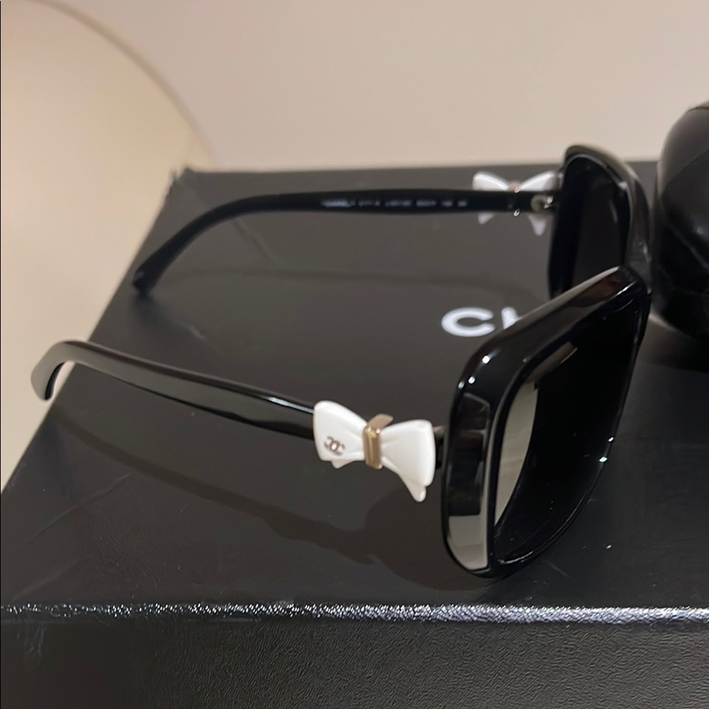Chic Chanel bow Black Sunglasses - Picture 2 of 9